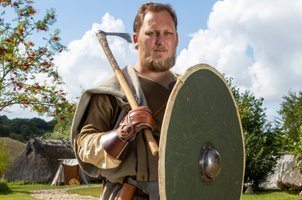 Christian rudbæk med skjold og våben vikinge frisør sanne væver fra vejle