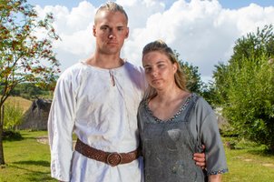 unge vikinge bønder skuespiller tobias væver og mette vestergaard