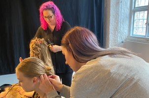 backstage på koldinghus gøres der klar til modeshow, frisør og grøn salon purehair.dk laver hår og make up